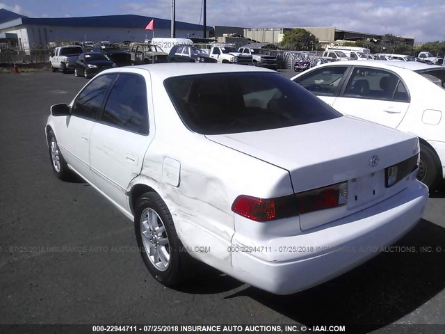 JT2BF28K7Y0280450 - 2000 TOYOTA CAMRY LE/XLE WHITE photo 3