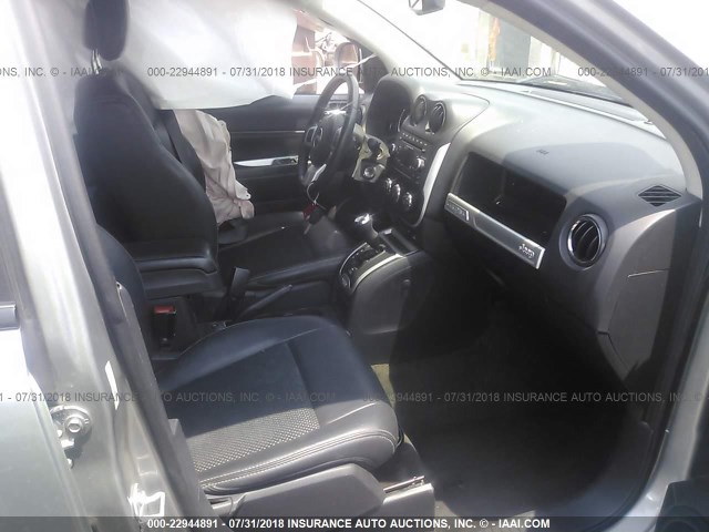 1C4NJDEB3GD718388 - 2016 JEEP COMPASS LATITUDE ნაცრისფერი ფოტო 5