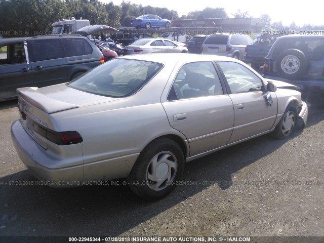 JT2BF28K2W0091640 - 1998 TOYOTA CAMRY LE/XLE GOLD photo 4