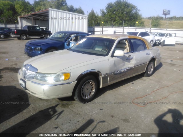 1LNHM83WX1Y640527 - 2001 LINCOLN TOWN CAR CARTIER TAN photo 2