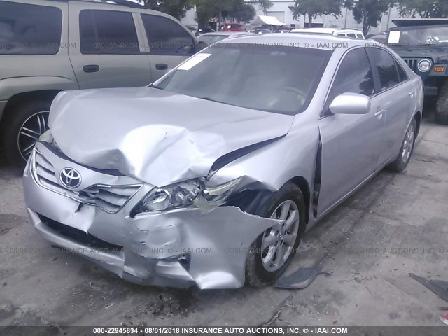 4T1BF3EK5AU080386 - 2010 TOYOTA CAMRY SE/LE/XLE ვერცხლისფერი ფოტო 2