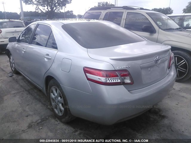 4T1BF3EK5AU080386 - 2010 TOYOTA CAMRY SE/LE/XLE ვერცხლისფერი ფოტო 3