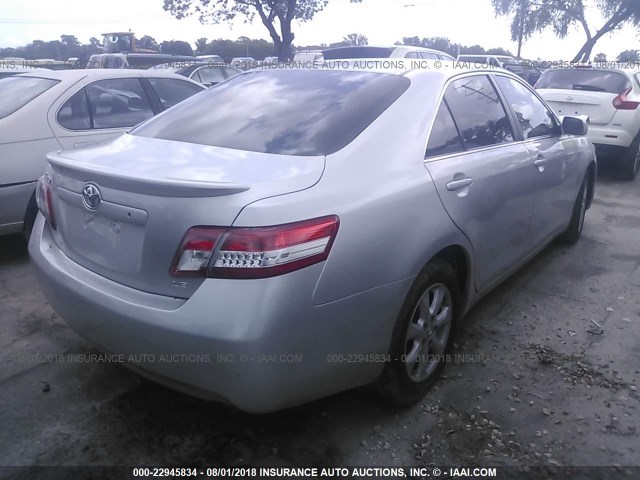 4T1BF3EK5AU080386 - 2010 TOYOTA CAMRY SE/LE/XLE ვერცხლისფერი ფოტო 4