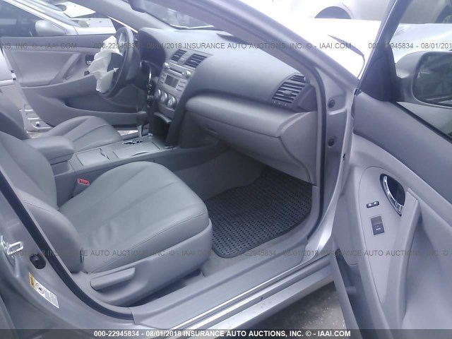 4T1BF3EK5AU080386 - 2010 TOYOTA CAMRY SE/LE/XLE ვერცხლისფერი ფოტო 5