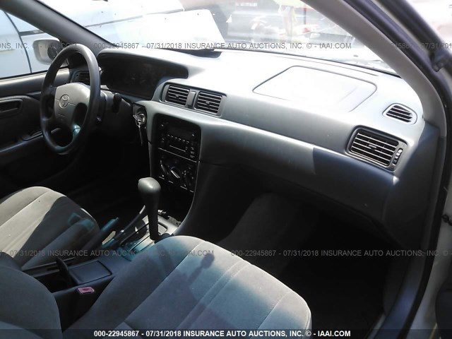4T1BG22KXYU701093 - 2000 TOYOTA CAMRY CE/LE/XLE 银色 照片 5