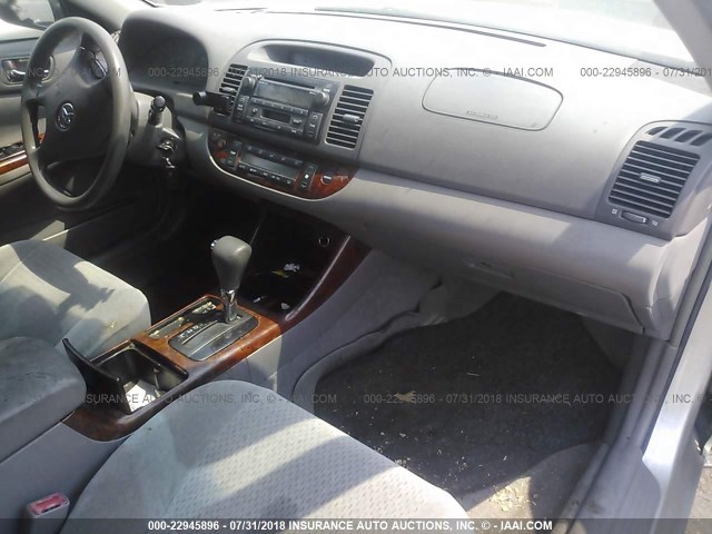 JTDBE30K620126668 - 2002 TOYOTA CAMRY LE/XLE/SE Gümüş foto 5