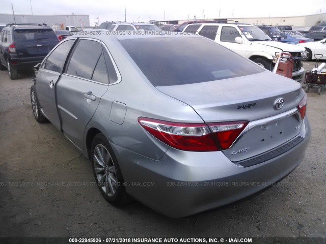 4T1BF1FK2FU944725 - 2015 TOYOTA CAMRY LE/XLE/SE/XSE SILVER photo 1