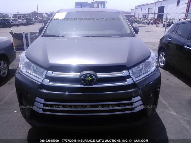 5TDZZRFH8JS251281 - 2018 TOYOTA HIGHLANDER LE/LE PLUS GRAY photo 6