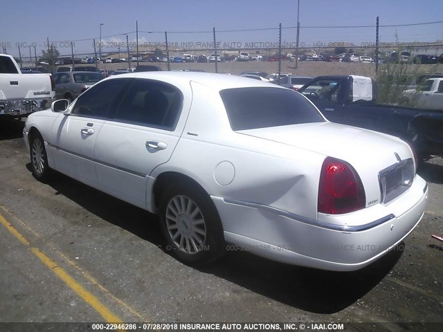 1LNHM81W25Y663499 - 2005 LINCOLN TOWN CAR SIGNATURE WHITE photo 3