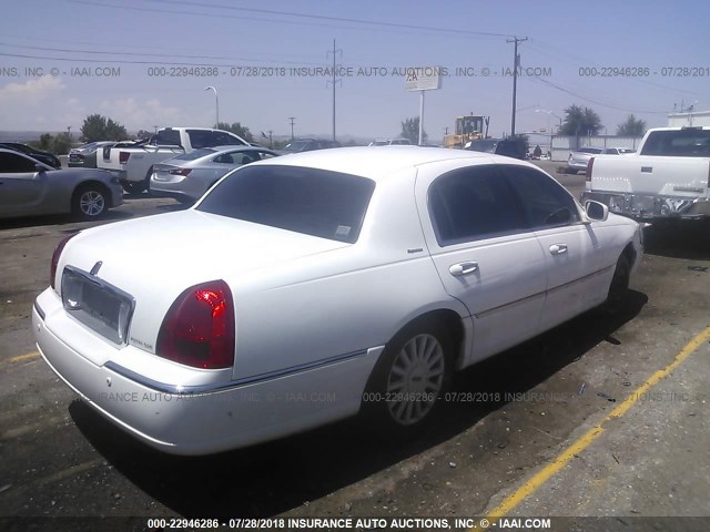 1LNHM81W25Y663499 - 2005 LINCOLN TOWN CAR SIGNATURE WHITE photo 4