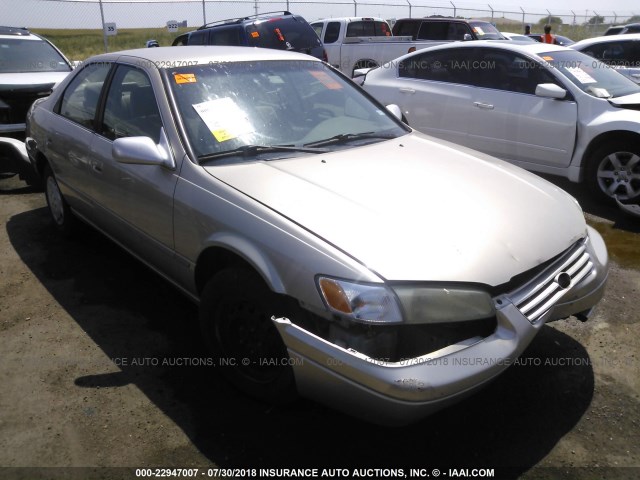 JT2BG22K7W0202995 - 1998 TOYOTA CAMRY CE/LE/XLE 金色 照片 1