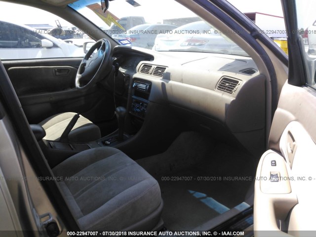 JT2BG22K7W0202995 - 1998 TOYOTA CAMRY CE/LE/XLE 金色 照片 5