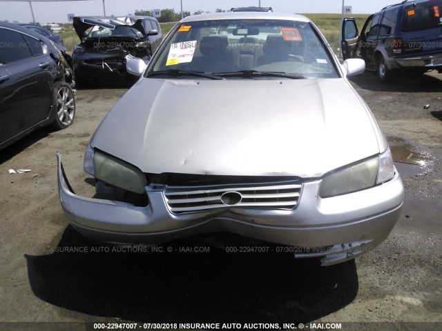 JT2BG22K7W0202995 - 1998 TOYOTA CAMRY CE/LE/XLE 金色 照片 6