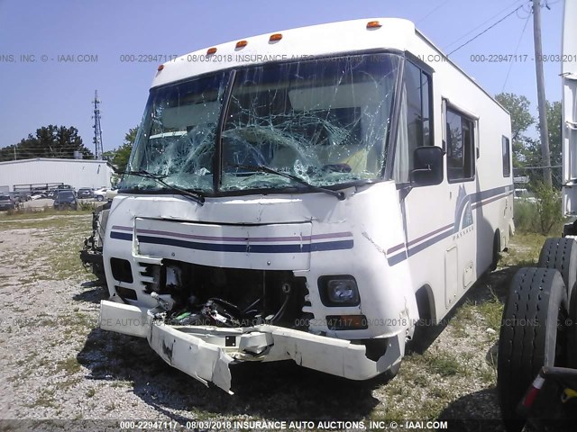 1GBJP37N2R3303400 - 1994 CHEVROLET P30 WHITE photo 2