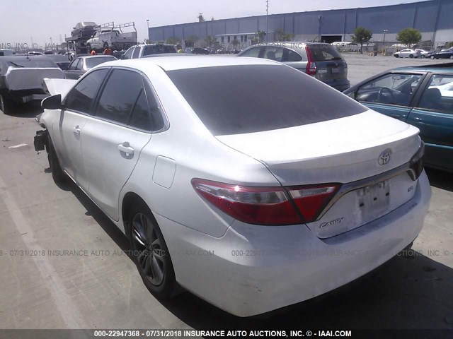 4T1BF1FK1FU891998 - 2015 TOYOTA CAMRY LE/XLE/SE/XSE WHITE photo 3