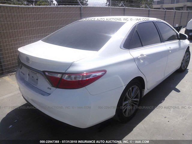 4T1BF1FK1FU891998 - 2015 TOYOTA CAMRY LE/XLE/SE/XSE WHITE photo 4