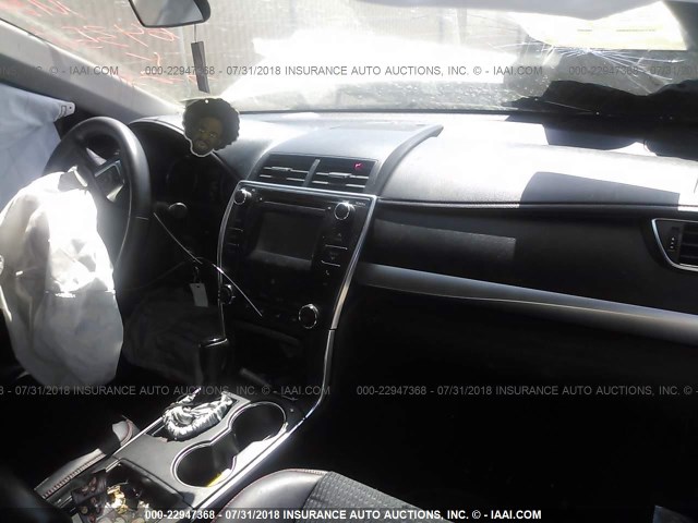 4T1BF1FK1FU891998 - 2015 TOYOTA CAMRY LE/XLE/SE/XSE WHITE photo 5