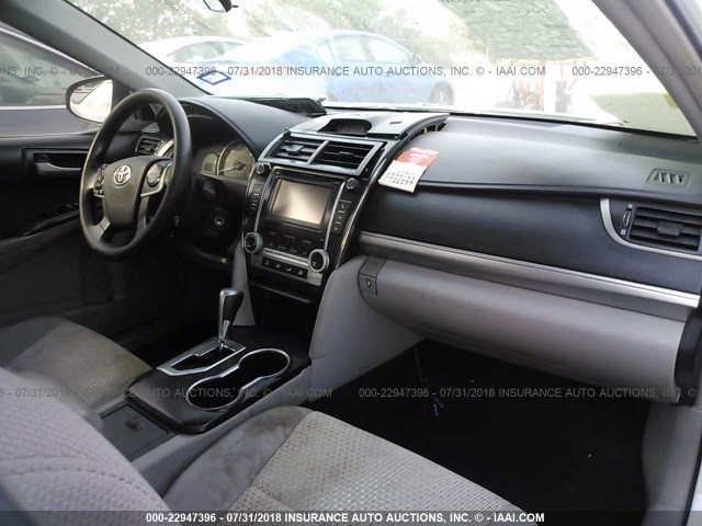 4T1BF1FKXEU732556 - 2014 TOYOTA CAMRY L/SE/LE/XLE თეთრი ფოტო 5