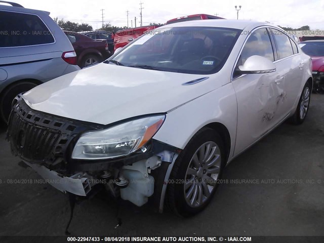 2G4GR5EKXC9113620 - 2012 BUICK REGAL WHITE photo 2