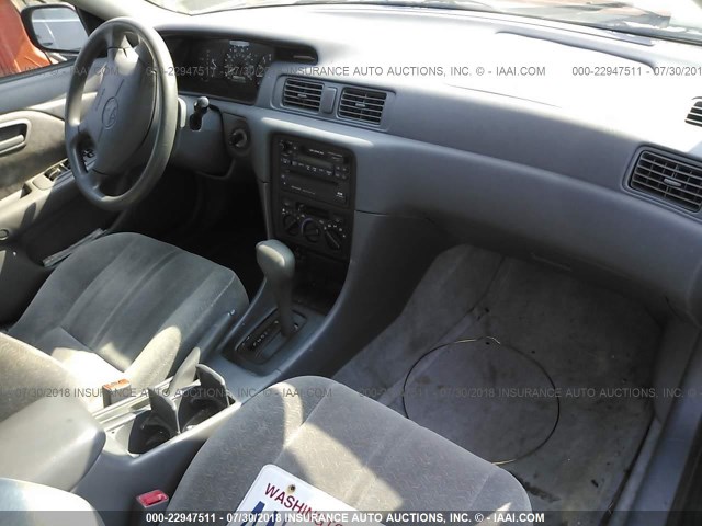 JT2BG22K3W0258903 - 1998 TOYOTA CAMRY CE/LE/XLE 紫色 照片 5