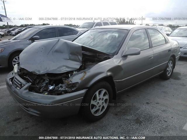 4T1BF28K8XU081580 - 1999 TOYOTA CAMRY LE/XLE GRAY photo 2