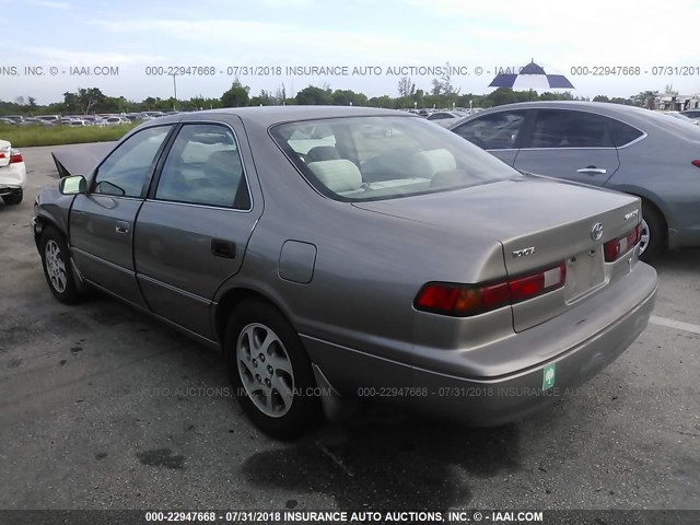 4T1BF28K8XU081580 - 1999 TOYOTA CAMRY LE/XLE GRAY photo 3