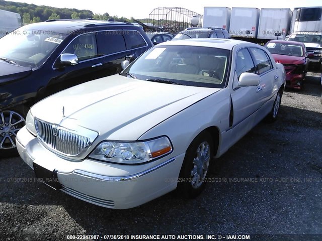 1LNHM82V77Y615893 - 2007 LINCOLN TOWN CAR SIGNATURE LIMITED CREAM photo 2