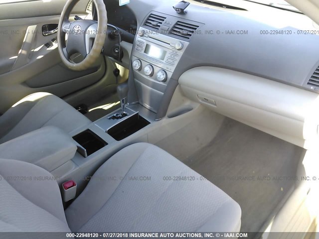 4T1BF3EKXBU717807 - 2011 TOYOTA CAMRY SE/LE/XLE 金色 照片 5