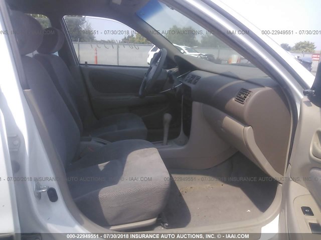 1Y1SK52841Z435874 - 2001 CHEVROLET GEO PRIZM LSI WHITE photo 5