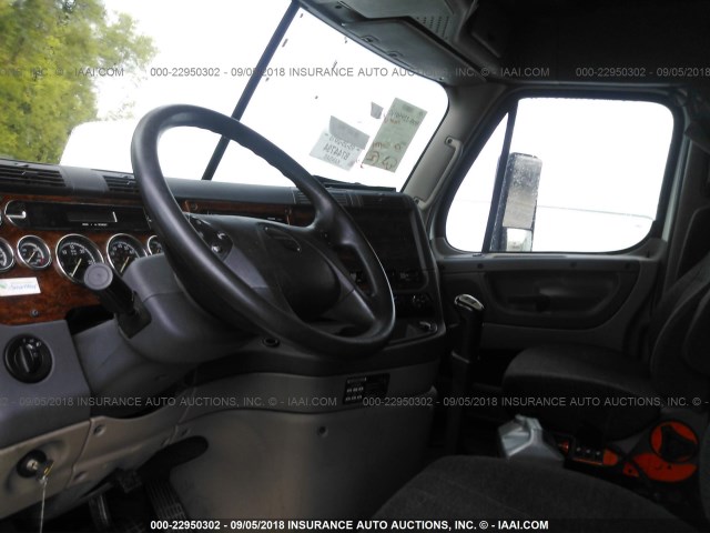 1FUJGLDRXCLBM6642 - 2012 FREIGHTLINER CASCADIA 125  WHITE photo 5