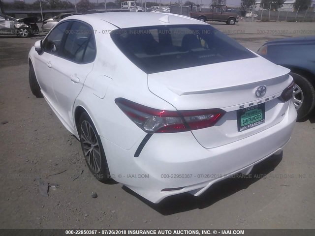 4T1B11HK5JU518144 - 2018 TOYOTA CAMRY L/LE/XLE/SE/XSE WHITE photo 3