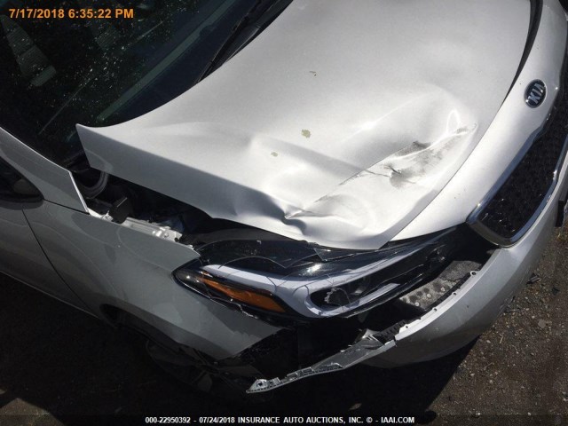 3KPFL4A75JE240691 - 2018 KIA FORTE LX/S SILVER photo 11