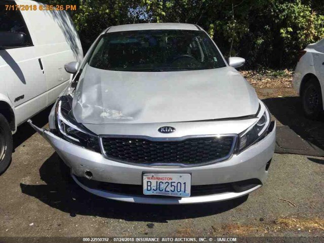 3KPFL4A75JE240691 - 2018 KIA FORTE LX/S SILVER photo 12