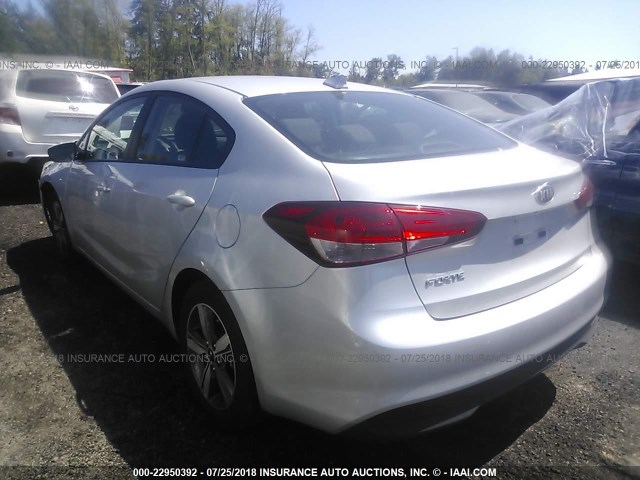 3KPFL4A75JE240691 - 2018 KIA FORTE LX/S SILVER photo 3