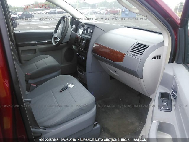 2A8HR44H68R615677 - 2008 CHRYSLER TOWN & COUNTRY LX RED photo 5