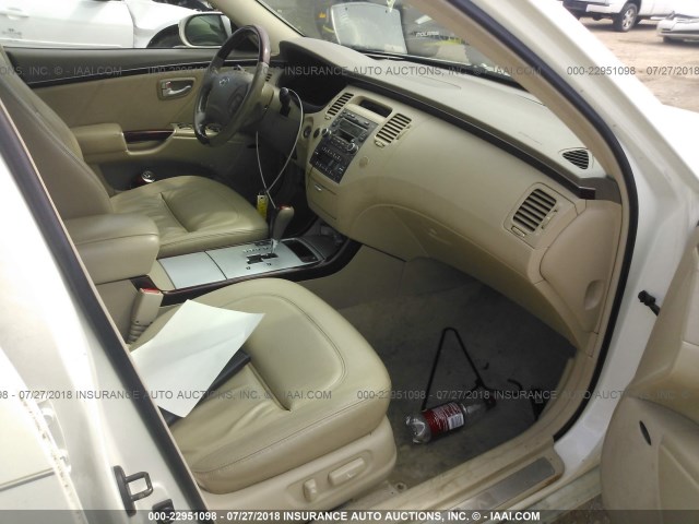 KMHFC46FX7A144854 - 2007 HYUNDAI AZERA SE/LIMITED WHITE photo 5