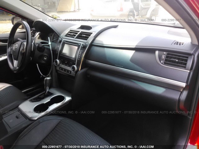 4T1BF1FK0DU705395 - 2013 TOYOTA CAMRY L/SE/LE/XLE 红色 照片 5