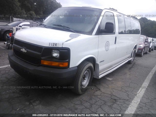 1GAHG39UX31231890 - 2003 CHEVROLET EXPRESS G3500  WHITE photo 2