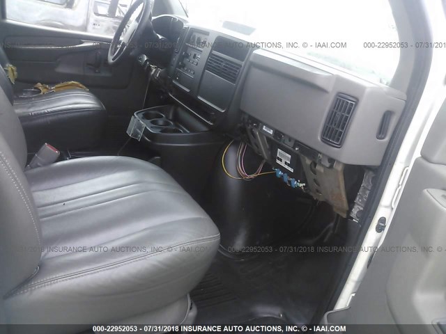 1GAHG39UX31231890 - 2003 CHEVROLET EXPRESS G3500  WHITE photo 5