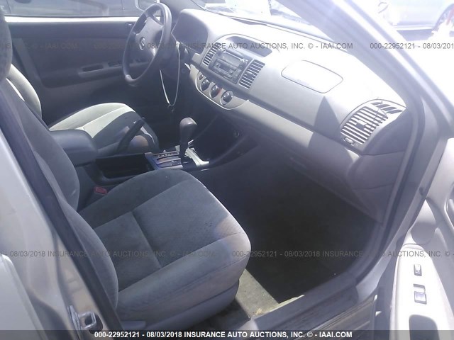 4T1BE32K84U907342 - 2004 TOYOTA CAMRY LE/XLE/SE Gümüş foto 5