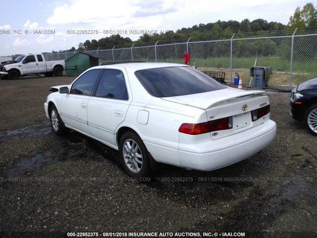 4T1BF28KXYU934501 - 2000 TOYOTA CAMRY LE/XLE WHITE photo 3