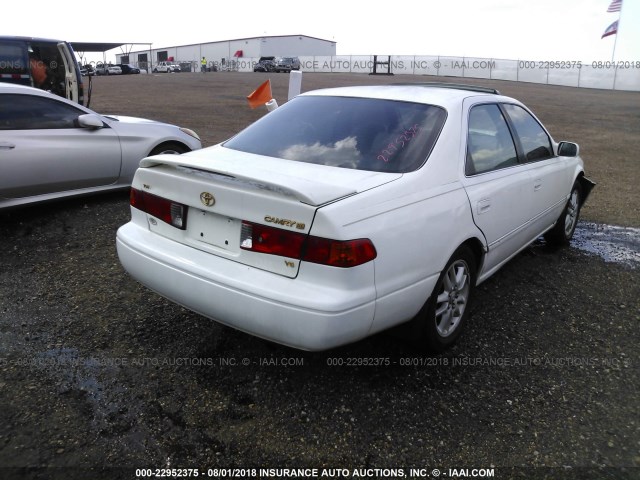 4T1BF28KXYU934501 - 2000 TOYOTA CAMRY LE/XLE WHITE photo 4