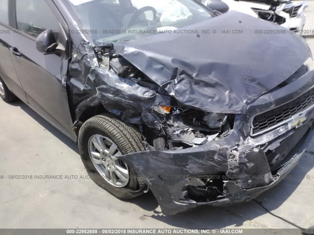 1G1JA5SH8C4165138 - 2012 CHEVROLET SONIC LS ნაცრისფერი ფოტო 6