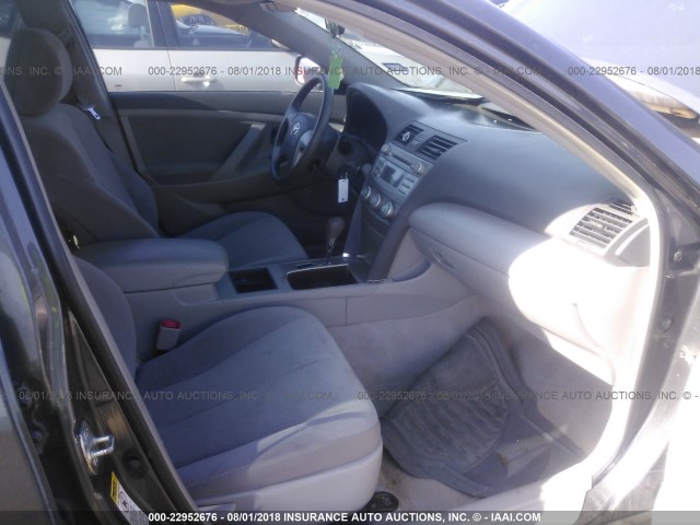 4T1BE46K09U334802 - 2009 TOYOTA CAMRY SE/LE/XLE ნაცრისფერი ფოტო 5