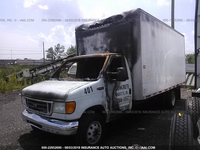 1FDXE45P45HA52264 - 2005 FORD E450 E450 SUPER DUTY CUTWY VAN WHITE photo 2