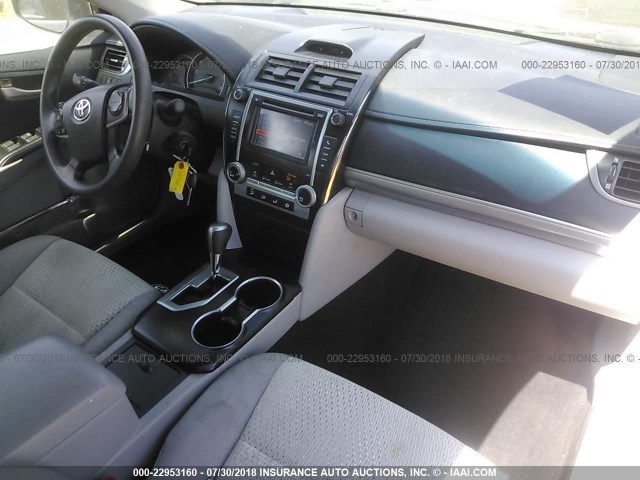 4T4BF1FK8DR305381 - 2013 TOYOTA CAMRY L/SE/LE/XLE WHITE photo 5