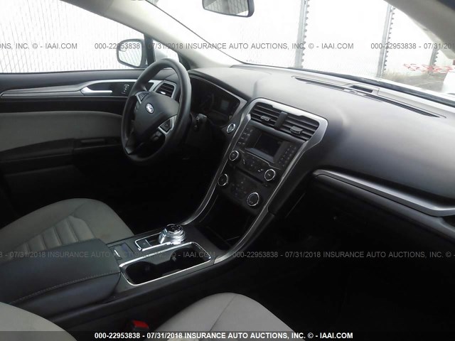 3FA6P0G76HR413342 - 2017 FORD FUSION S 银色 照片 5