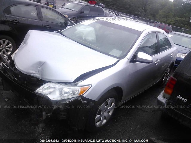 4T1BF1FK4EU854443 - 2014 TOYOTA CAMRY L/SE/LE/XLE ვერცხლისფერი ფოტო 2