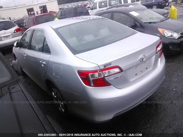 4T1BF1FK4EU854443 - 2014 TOYOTA CAMRY L/SE/LE/XLE ვერცხლისფერი ფოტო 3