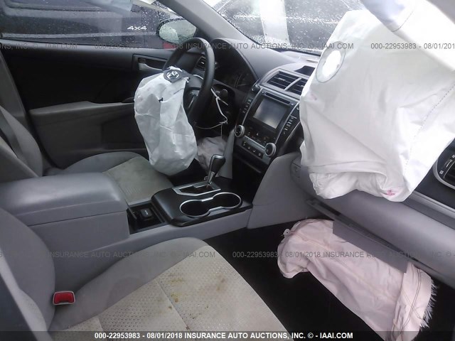 4T1BF1FK4EU854443 - 2014 TOYOTA CAMRY L/SE/LE/XLE ვერცხლისფერი ფოტო 5